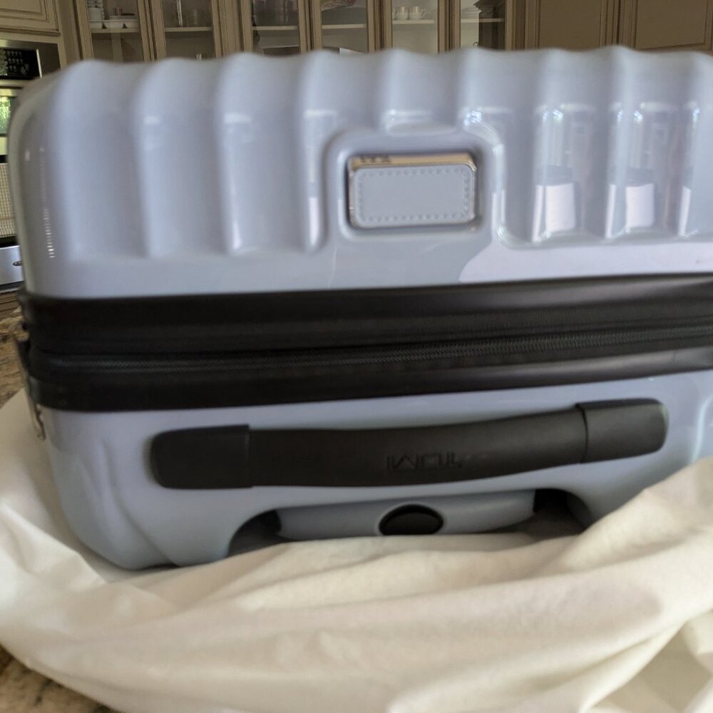 TUMI 19 Degree International Expandable Carry-On Suitcase - Picture 5 of 7